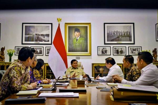 Prabowo Fokus RAPBN 2026 dengan Program Makan Gratis dan Sekolah Rakyat