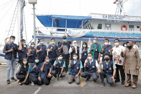 Khofifah Lepas Pelayaran  RS Terapung Ksatria Airlangga Bagi Masyarakat Kepulauan Madura