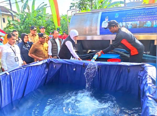 Gubernur Khofifah Kirim 11 Ribu Liter Air Bersih untuk Warga Pacitan