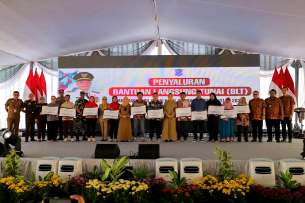 Pemkot Surabaya Dorong Kemandirian Ekonomi Warga Lewat BLT DBHCHT 2025