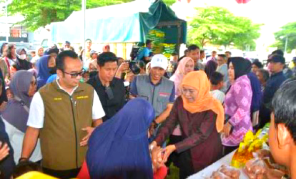 Khofifah Hadiri Pasar Murah Pengendali Inflasi di Madiun, Sembako Dijual di Bawah Harga Pasar