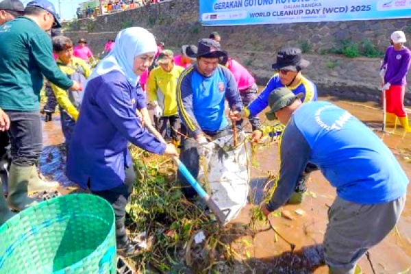Khofifah Pimpin Aksi Bersih Sungai Legundi pada Puncak WCD 2025