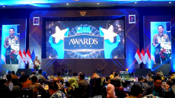 Lima Tahun Berprestasi, Khofifah Terima Education Transformative Leadership Award