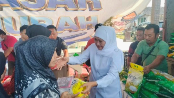 Khofifah Tinjau Pasar Murah ke-89 di Gresik dan Bagikan Bendera Merah Putih