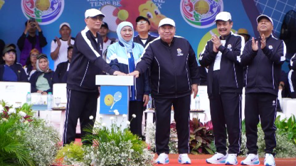 Khofifah Dampingi Ketua MA RI Buka Kejurnas Tenis Beregu Piala Ketua MA RI 2026 di Malang