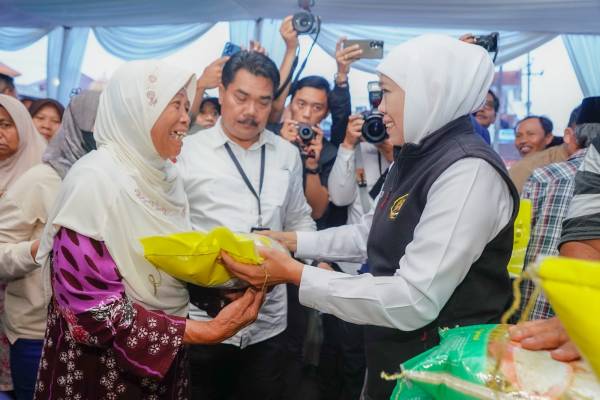 Pasar Murah di Pacet Diserbu Warga, Gubernur Khofifah: Pemerintah Hadir Saat Rakyat Membutuhkan
