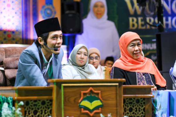 Khofifah dan Gus Iqdam Pimpin Ribuan Jamaah Bersholawat di Surabaya, Doakan Keberkahan untuk Jawa Timur