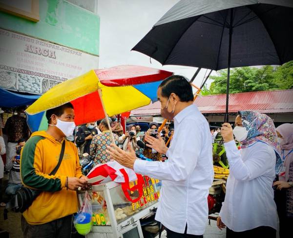 Jokowi Bagikan BLT di Pasar Angso Duo Jambi