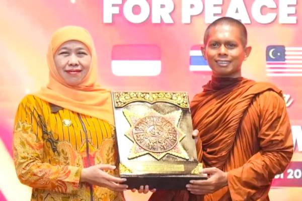 Khofifah Serukan Persaudaraan dan Perdamaian Dunia di Momen Waisak 2570 BE