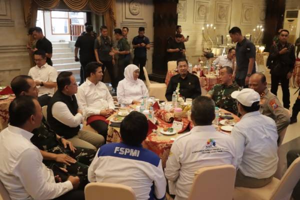 Dukung Buruh, Pemprov Jatim Gulirkan Program Beasiswa dan Cegah PHK