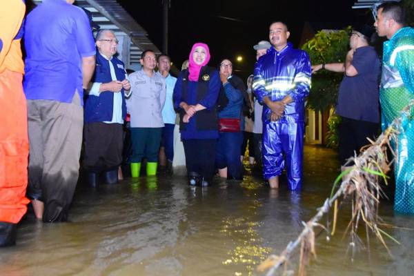 Banjir di Gresik, Khofifah Minta  Cek Ulang Saluran dan Penampungan Air Serta Kapasitas Tanggul