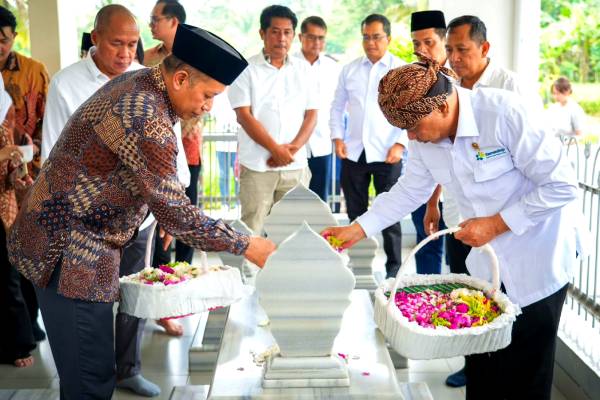 Ziarah ke Makam Kakek Presiden Prabowo, Menkop Tegaskan Semangat Koperasi sebagai Pilar Ekonomi Rakyat