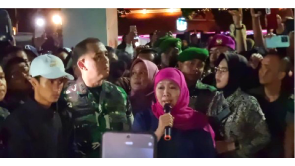 Khofifah Terbitkan SE Usai Grahadi Membara, Warga Diminta Waspada