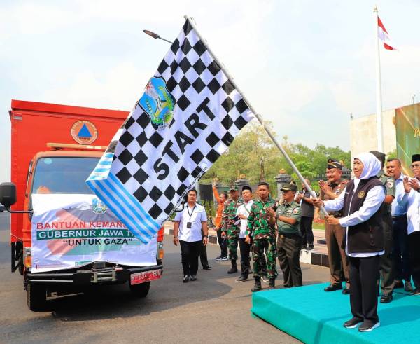 Gubernur Khofifah Berangkatkan 81 Truk Bantuan Kemanusiaan  Untuk Palestina