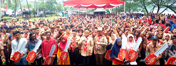 Khofifah Ajak Tiga Ribu Pramuka Jatim Jaga Lingkungan Lewat Aksi Bersih Pantai dan Tanam Mangrove