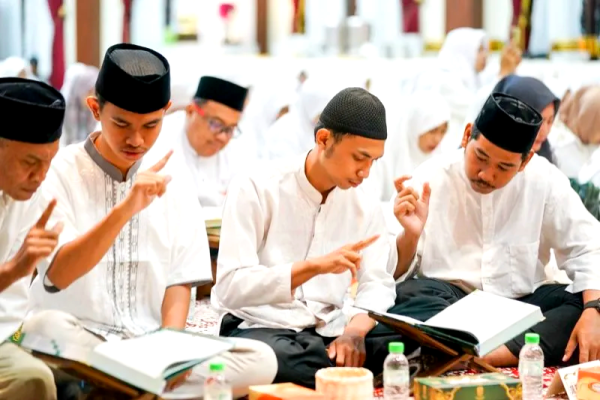 Khofifah Gelar Khotmil Quran Inklusif Bersama Disabilitas Tuli di Grahadi