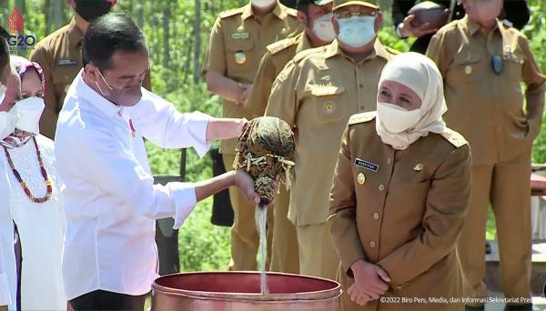 Khofifah Satukan Tanah dan Air dari Bumi Majapahit di Kendi Nusantara