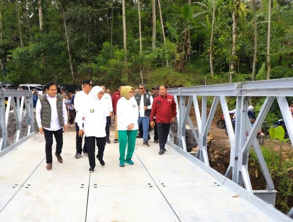 Pulihkan Konektivitas Bagi Masyarakat, Khofifah Pastikan Dua Jembatan di Kecamatan Senduro - Lumajang  Selesai Akhir Tahun