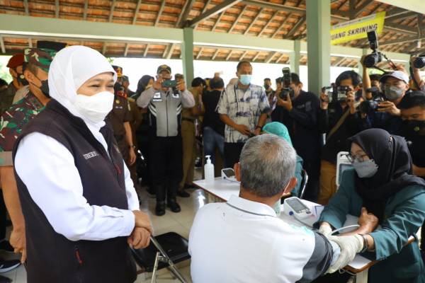 Khofifah Pastikan Vaksinasi Covid-19 Dosis Keempat Bagi Nakes Jatim Segera Dimulai