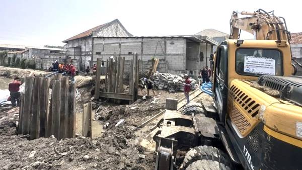 Pipa Bocor Kena Alat Berat Proyek Long Storage, Pemkot Surabaya dan Petrokimia Gresik Dikerahkan 24 Jam