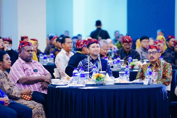 Wagub Emil Dardak Ajak Warga Jatim di Papua Barat Daya Perkuat Persaudaraan dan Kolaborasi Ekonomi