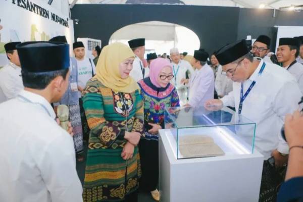 Khofifah Ajak Perkuat Mata Rantai Keilmuan Ulama Lewat Turots
