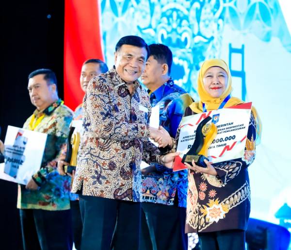 Jatim Raih Penghargaan Nasional Penurunan Pengangguran, Khofifah: Hasil Kerja Bersama Semua Elemen