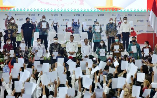 Jokowi Serahkan NIB Pelaku Usaha Mikro Kecil Perseorangan