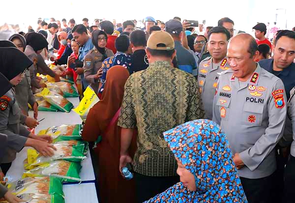 Polda Jatim Kick Off Gerakan Pangan Murah, 825 Ton Beras untuk 117 Ribu Warga