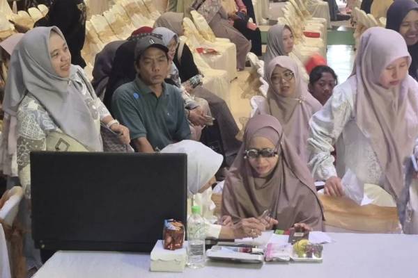Baznas dan Pemprov Jatim Bagikan 1.000 Kacamata Gratis untuk Guru TK dan TPQ