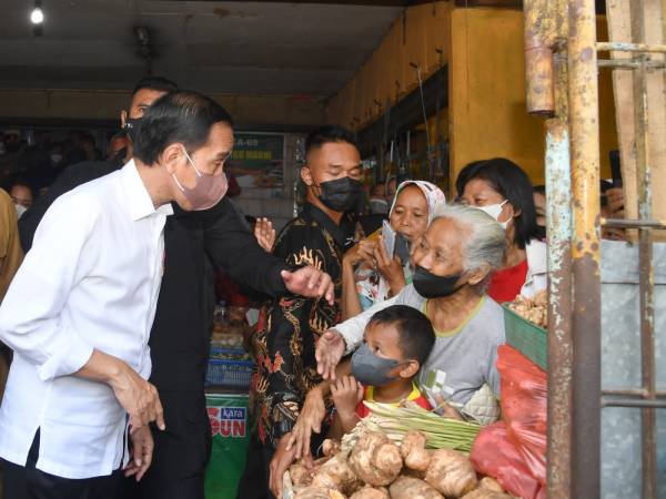 Kunjungi Pasar Peterongan, Jokowi Bagikan Bansos dan Tinjau Harga Kebutuhan Pokok