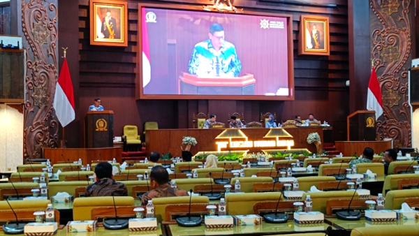 Rapat Paripurna DPRD Jatim Bahas Remunerasi Direksi BUMD