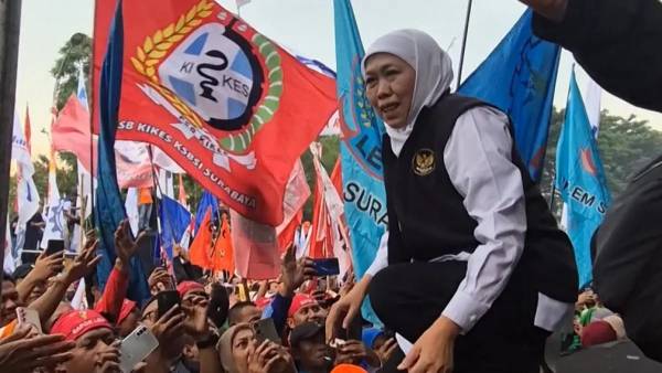 Gubernur Jatim Temui Massa May Day 2026, Komitmen Kawal Perda Jaminan Pesangon