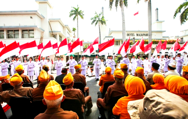 Teatrikal Perobekan Bendera Gema Persatuan dan Gotong Royong Warga Surabaya