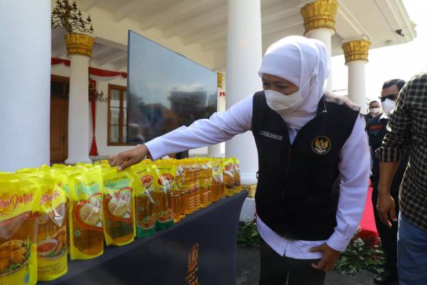 Minyak Goreng Langka dan Mahal, Pemprov Jatim Guyur 2,7 Juta Liter Minyak Goreng
