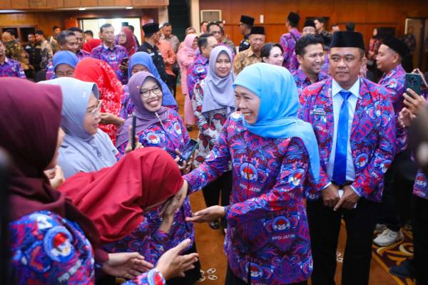 Khofifah Tegaskan Komitmen Jatim Kawal Status Kepegawaian Perangkat Desa