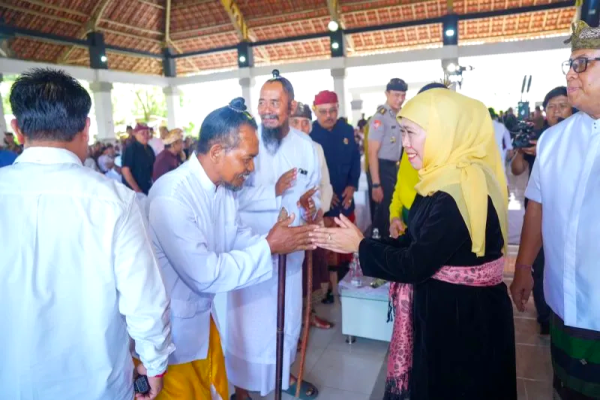 Khofifah Ajak Umat Hindu Jatim Gaungkan Perdamaian Dunia dari Surabaya