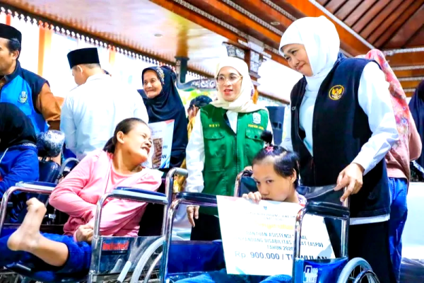 Gelontorkan Rp5 Miliar ke Mojokerto, Khofifah Yakin Bansos Jadi Senjata Ampuh Tekan Kemiskinan