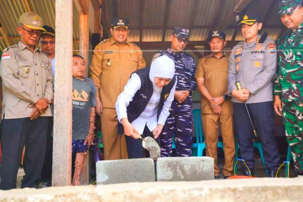 Khofifah Tinjau Renovasi 158 Rumah di Pacitan, Warga Menangis Haru