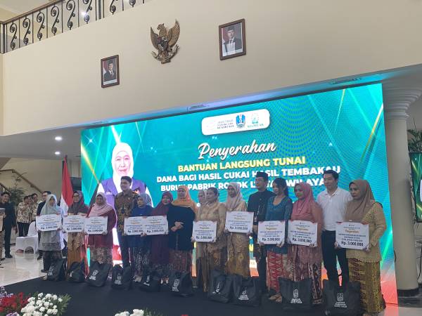 Dinsos Jatim Salurkan BLT DBHCHT bagi Buruh Pabrik Rokok dan Perkuat KIP Putri Jawara 2026 Bersama Gubernur Jatim