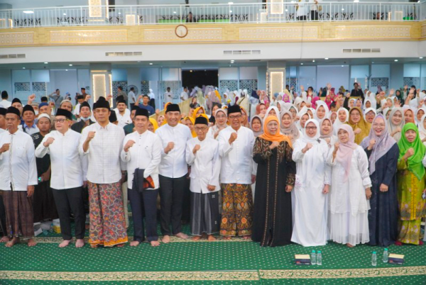 Khofifah Bersama Gus Kautsar dalam Peringatan Isra Mikraj 2026