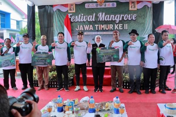 Tanam 5.750 Bibit Mangrove dan 50 Bibit Cemara Udang, Khofifah Terus Gaungkan Sedekah Oksigen Untuk Dunia