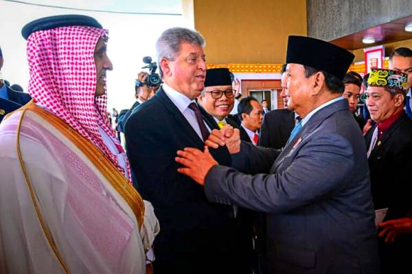 Usai Pidato Kenegaraan, Prabowo Jabat Tangan Tokoh Nasional dan Tamu Internasional