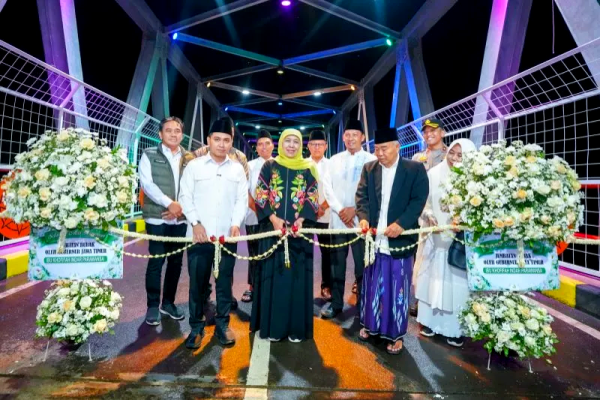 Khofifah Resmikan Jembatan Bubak Rp13 Miliar, Akses Warga dan UMKM Kembali Lancar
