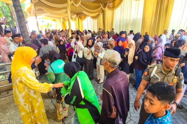 Ribuan Warga Padati Riyayan di Kediaman Gubernur Khofifah