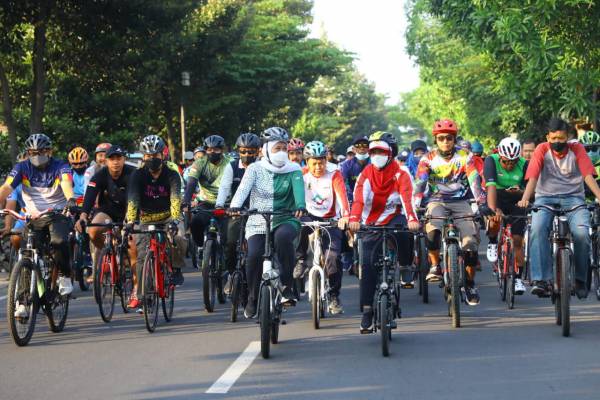 Khofifah Bareng Ning Ita Gowes Sembari Gemakan Spirit Bumi Majapahit untuk Kemajuan Kota Mojokerto