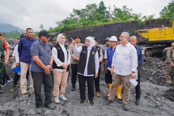 Tanggul Jebol Diterjang Lahar Dingin Semeru, Gubernur Khofifah Targetkan Perbaikan Rampung Tiga Bulan