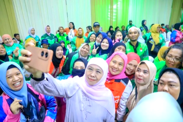 Khofifah Temui Ojol di Momen Riyayan, Sebut Mereka “Pejuang Keluarga”