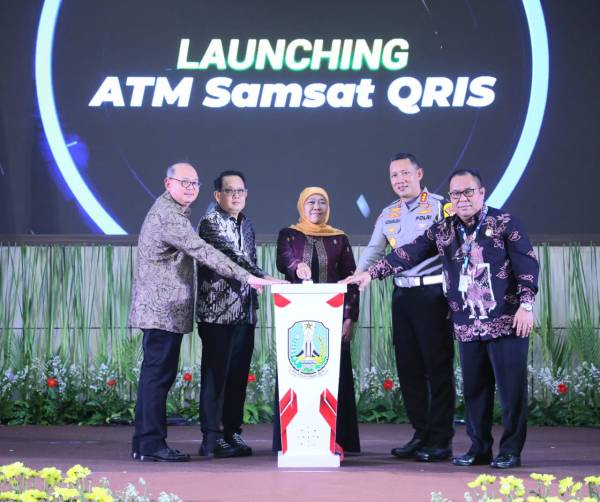 HUT ke - 61 Bapenda Jatim, Khofifah Launching ATM Samsat QRIS