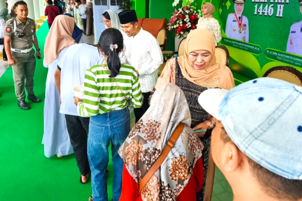 Khofifah Undang Warga Riyayan di Grahadi dan Jemursari